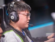 九游娱乐-Uzi迎来二十赛季出色发挥，澳大利亚队观众热烈欢呼！热度持续攀升(uzi复出第一场比赛全场回放)